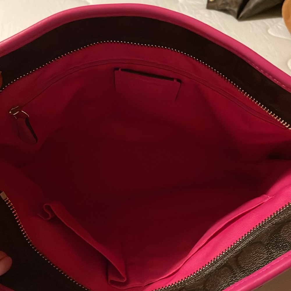 Medium Coach Shoulder Bag. - Picture 4 of 7